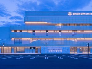 明るい外観の建物  