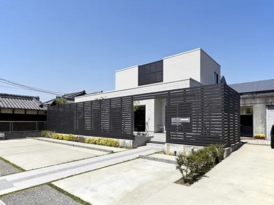 明るい外観の建物前  