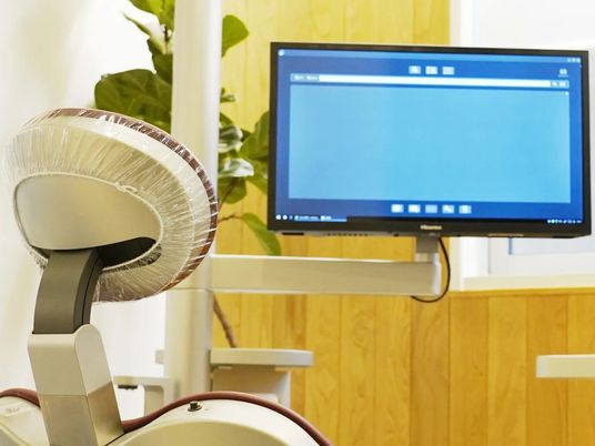 機能訓練用の機器とモニターがある訓練室  