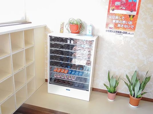 靴箱のある廊下  