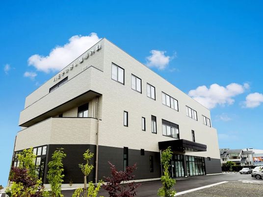 明るい外観の建物  