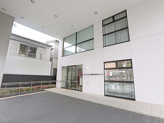 入口の建物外観