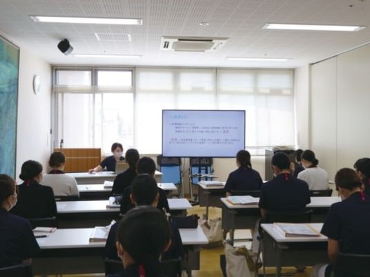研修中の職員が並ぶ会議室  