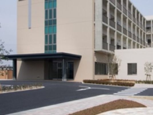 建物の外観と車寄せ  