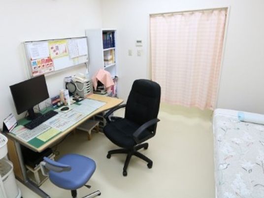 明るい居室の机と椅子  