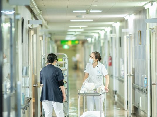 スタッフが行き交う廊下  