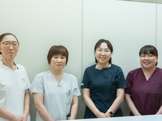 スタッフが並ぶ壁際  