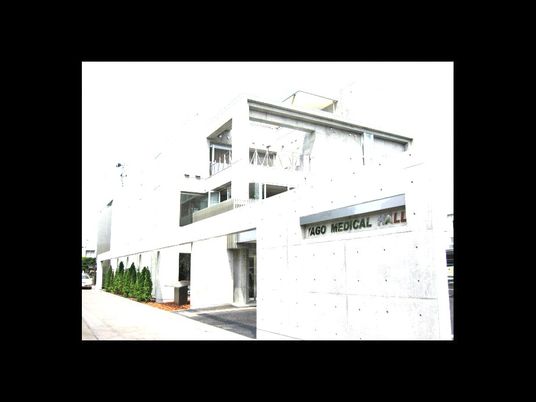 白い外観の建物  