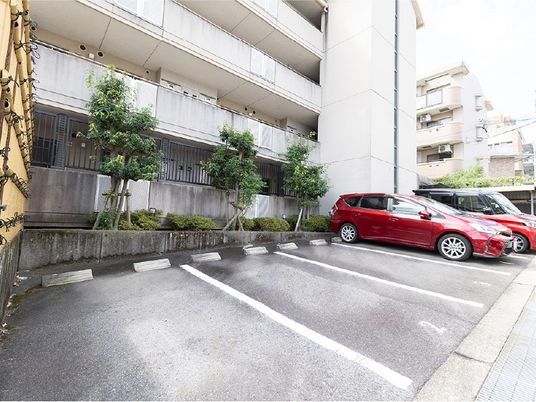 駐車場のある外観  
