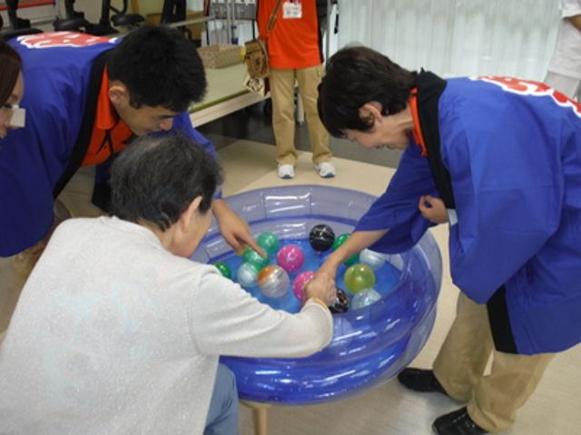 楽しそうな様子の共有スペース ラウンジ 和気あいあいとした雰囲気の中、スタッフと利用者が一緒に活動を楽しんでいます。リラックスできる空間が広がります。
