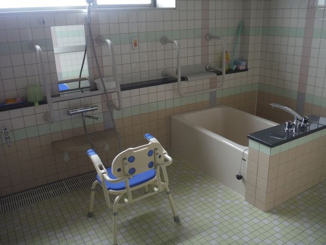 快適な浴室 浴室 広々とした設計で、介助が必要な方も安心して利用できる設備が整っています。明るい室内が特徴です。