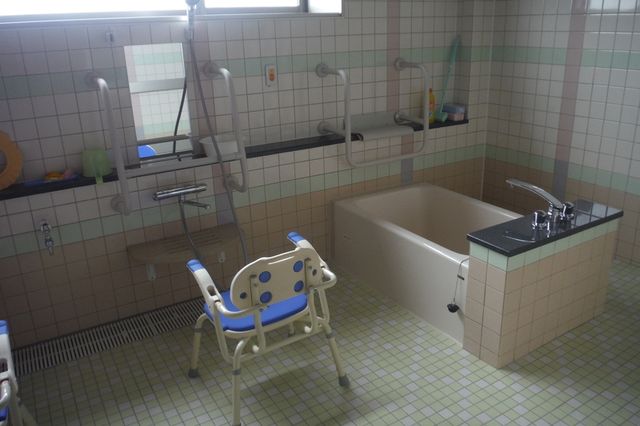 快適な浴室 浴室 広々とした設計で、介助が必要な方も安心して利用できる設備が整っています。明るい室内が特徴です。