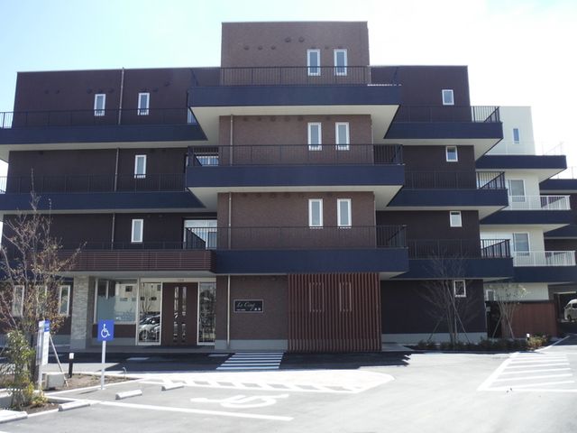 落ち着いた外観 外観 落ち着いた色合いでデザインされた建物です。清潔感があり、訪れる方に安心感を与えます。