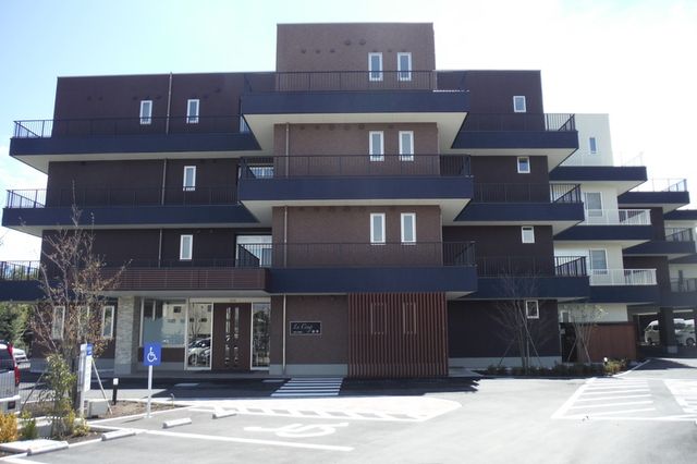 落ち着いた外観 外観 落ち着いた色合いでデザインされた建物です。清潔感があり、訪れる方に安心感を与えます。
