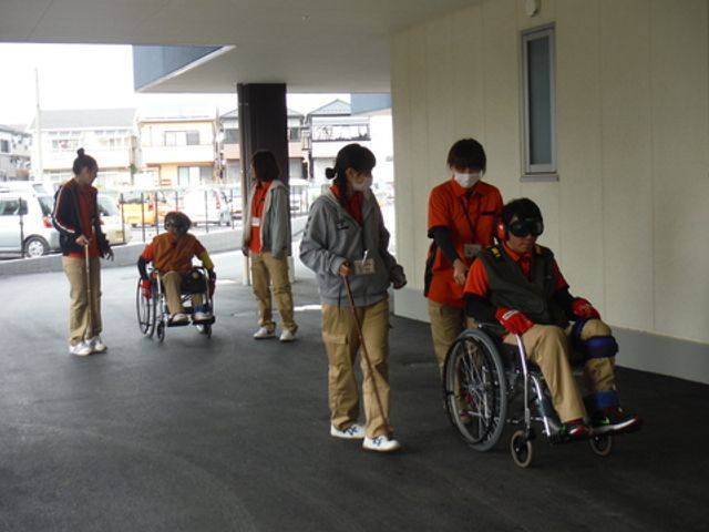 車椅子での訓練の様子 エントランス エントランスでは、スタッフが車椅子の利用方法を実演しています。新人職員の技術向上に最適です。