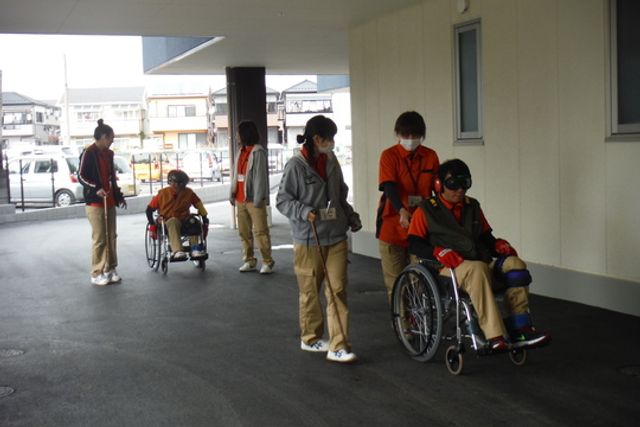 車椅子での訓練の様子 エントランス エントランスでは、スタッフが車椅子の利用方法を実演しています。新人職員の技術向上に最適です。