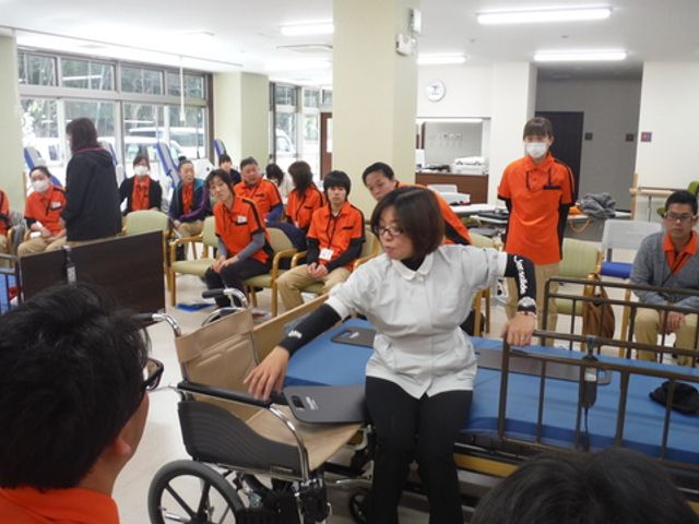 介護研修の様子 ラウンジ 広々としたラウンジでの介護研修です。実際のケア手順を学びながら、和気あいあいとした雰囲気です。
