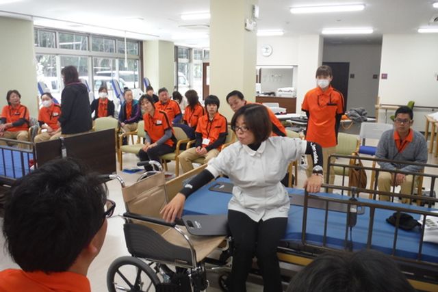 介護研修の様子 ラウンジ 広々としたラウンジでの介護研修です。実際のケア手順を学びながら、和気あいあいとした雰囲気です。