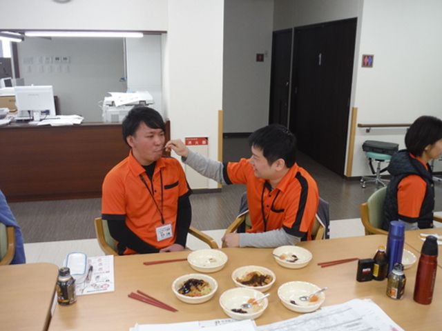 和やかな食事の風景 食堂   お互いに助け合いながら和気あいあいとした食事が楽しめる空間です。車椅子での利用も可能です。