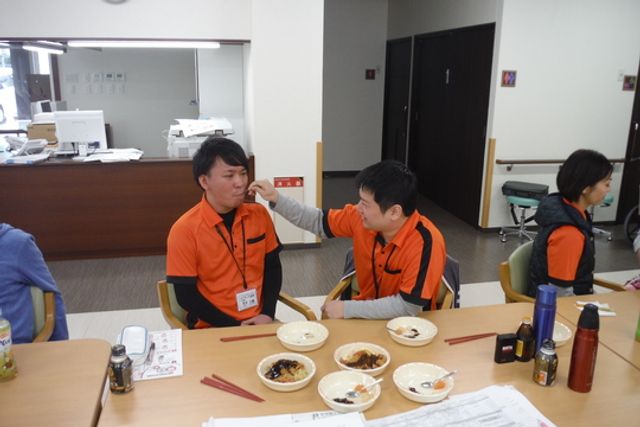 和やかな食事の風景 食堂   お互いに助け合いながら和気あいあいとした食事が楽しめる空間です。車椅子での利用も可能です。