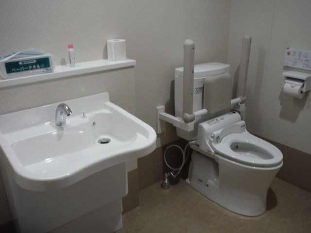 使いやすいトイレ トイレ 手すりが設置された安全なトイレで、使いやすさを重視しています。広々とした空間設計です。