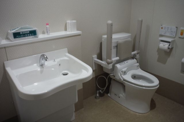 使いやすいトイレ トイレ 手すりが設置された安全なトイレで、使いやすさを重視しています。広々とした空間設計です。
