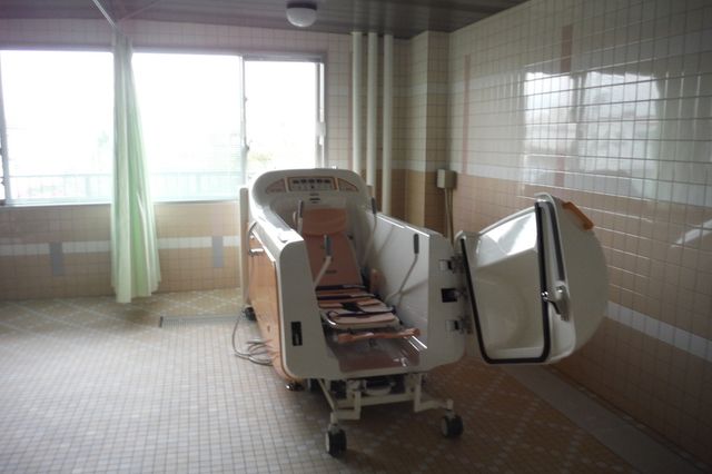浴室にある特殊浴槽 浴室   明るい空間に設置された特殊浴槽があります。快適な入浴をサポートします。