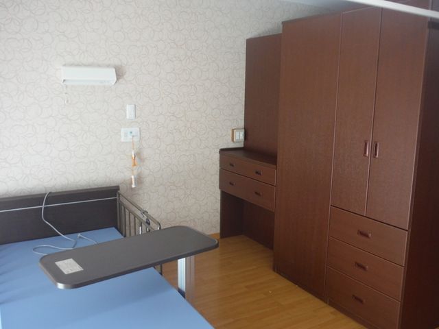 収納のある居室 居室 広々とした収納が完備された快適な居室です。温もりのある木の家具が、落ち着いた環境を提供します。