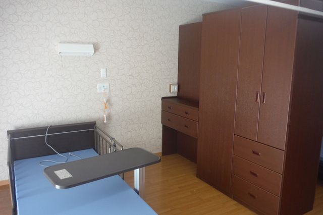 収納のある居室 居室 広々とした収納が完備された快適な居室です。温もりのある木の家具が、落ち着いた環境を提供します。