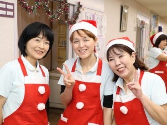 サンタ帽のスタッフの廊下  