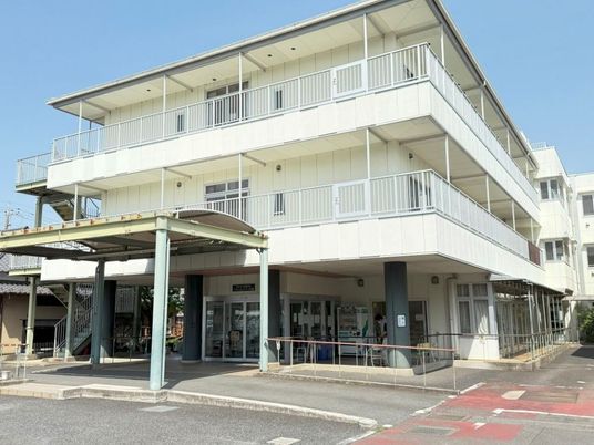 白い建物の外観