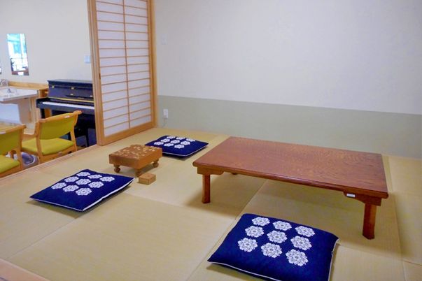 和室のテーブルと座布団