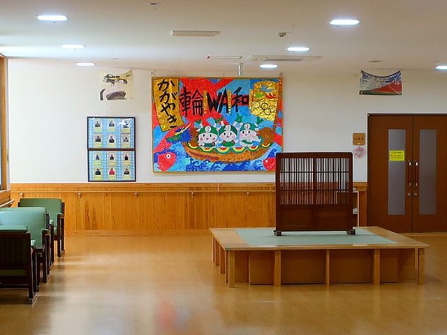 明るい多目的室 多目的室 広々とした明るい空間で、趣味活動や交流に最適です。壁には色とりどりの飾りが施されています。