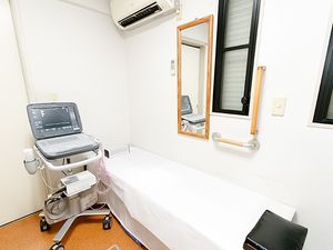 機器のある個室  