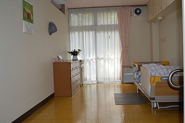 明るい個室の居室