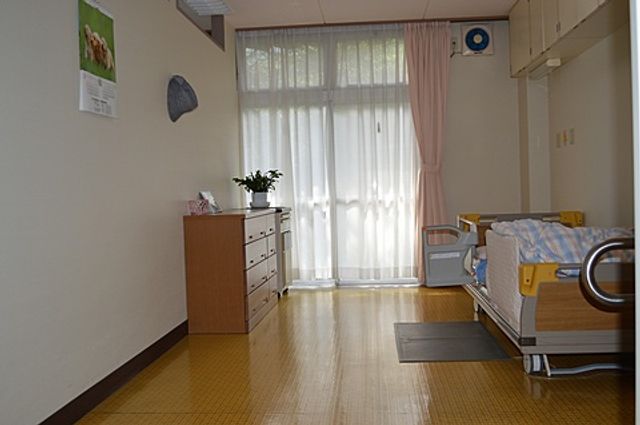 明るい個室の居室