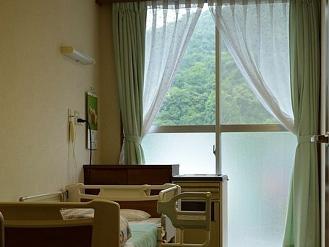明るい居室の窓辺  