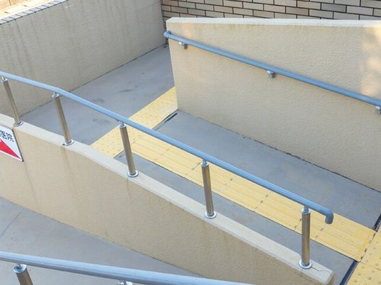 屋外のスロープ  