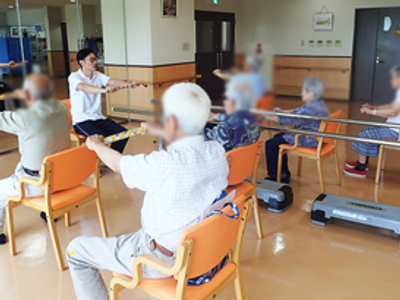 体操の様子が伝わる機能訓練室