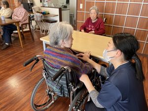 スタッフと入居者のふれあい