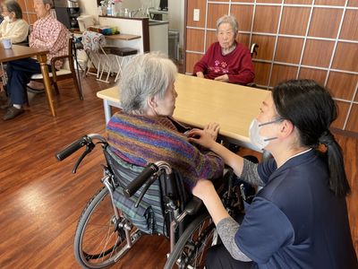 スタッフと入居者のふれあい