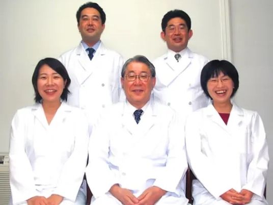 白衣のスタッフ集合  