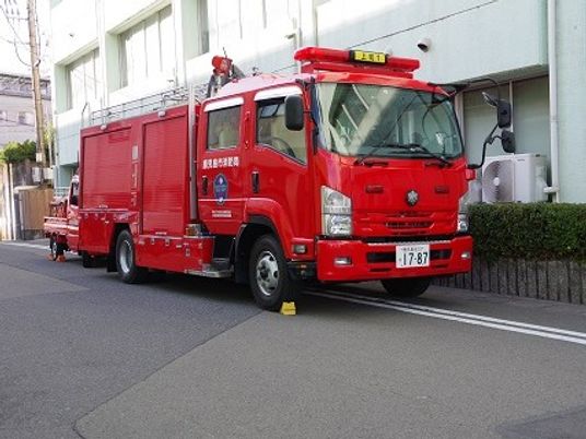 施設前の消防車外観  