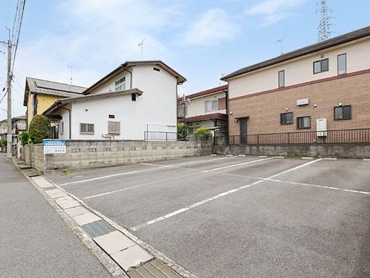 建物前の駐車場外観  