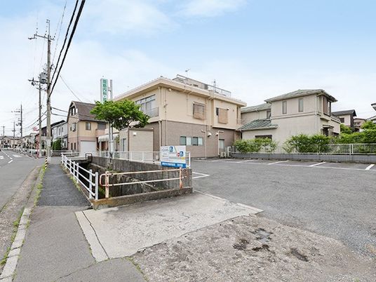 住宅街の建物外観  
