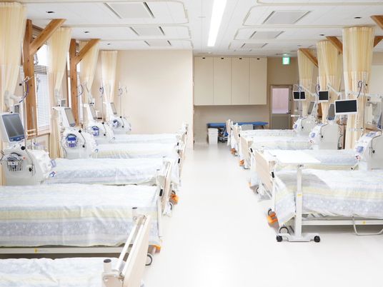 療養室のベッドが並ぶ室内  