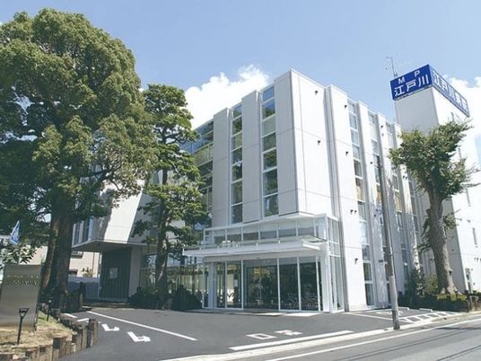 白い建物の外観  