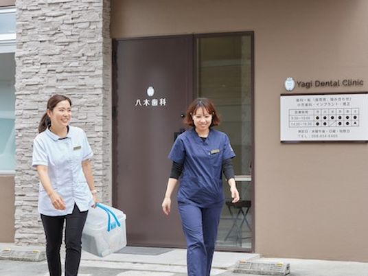 スタッフが出入りする玄関先の外観  