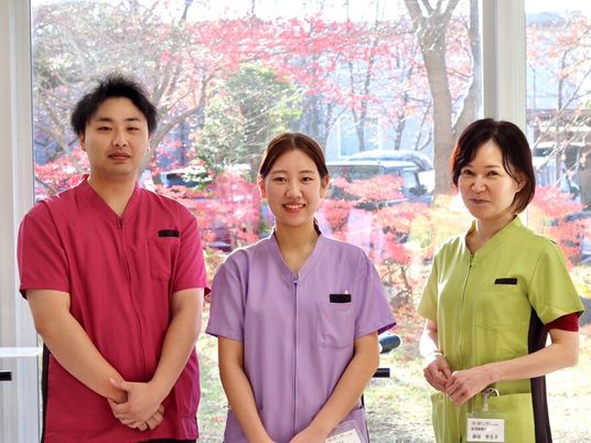 3人のスタッフが並ぶラウンジ  