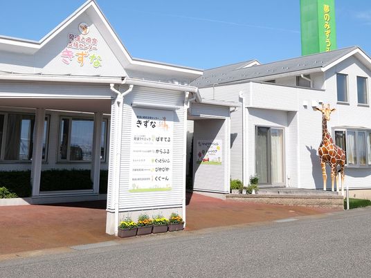 明るい外観の建物  